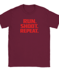 Vinröd t-shirt med minimalistisk typografi och nostalgisk FPS-känsla