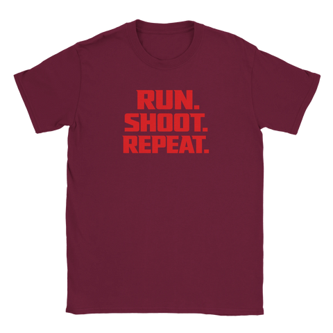 Vinröd t-shirt med minimalistisk typografi och nostalgisk FPS-känsla