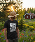 It's a Swedish Thing You Wouldn't Understand" texttryck i vit grunge-stil på svart t-shirt.