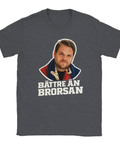 Porträtt av man med skägg, blå-röd halsduk, text "BÄTTRE ÄN BRORSAN" på mörkgrå t-shirt.