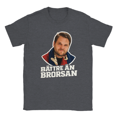 Porträtt av man med skägg, blå-röd halsduk, text "BÄTTRE ÄN BRORSAN" på mörkgrå t-shirt.