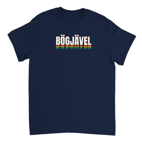 Vit text "BÖGJÄVEL" med regnbågsfärgade skuggor på marinblå t-shirt, retro design.