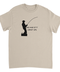 Sandfärgad t-shirt med lekfull siluett av en fiskare och textdesign