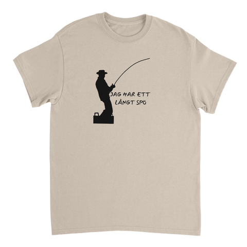Sandfärgad t-shirt med lekfull siluett av en fiskare och textdesign