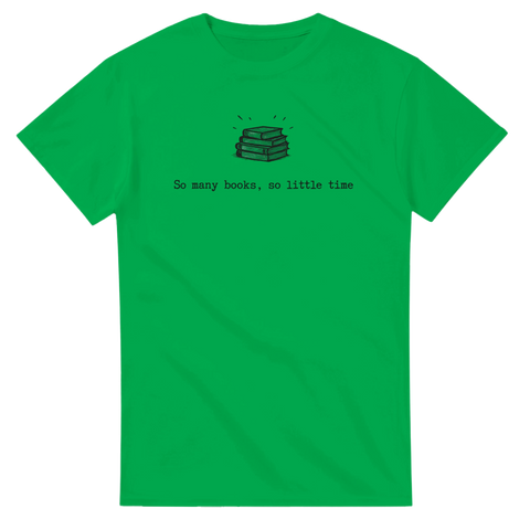 Bokstapel med texten "So many books, so little time" på grön t-shirt.
