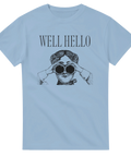 Well Hello text och kvinna med kikare, retro illustration, ljusblå t-shirt.