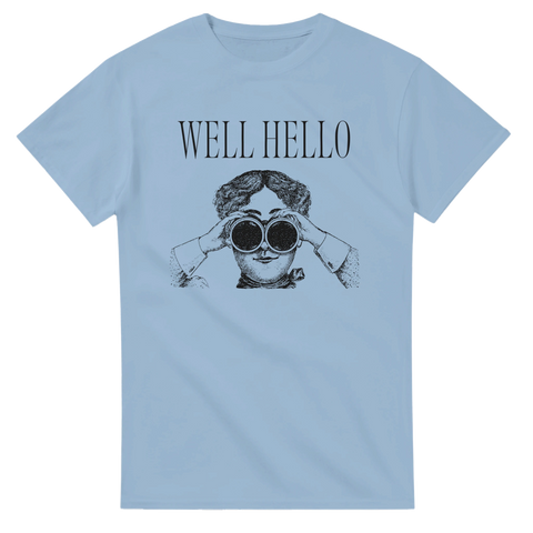 Well Hello text och kvinna med kikare, retro illustration, ljusblå t-shirt.