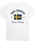 Vintage emblem med svensk flagga och texten Nordic Heritage på vit t-shirt