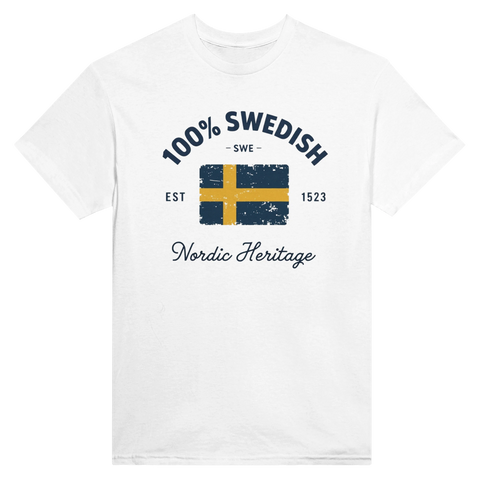 Vintage emblem med svensk flagga och texten Nordic Heritage på vit t-shirt