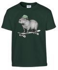 Mörkgrön barn-t-shirt med en kapybara i grön mössa på skateboard.