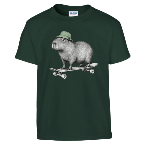 Mörkgrön barn-t-shirt med en kapybara i grön mössa på skateboard.