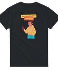 Svart t-shirt med en tecknad figur som håller i en flaska och texten "ALKOHOLIST? JAVISST!"