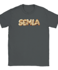Semla-text i 3D-stil med grädde och mandelmassa på mörkgrå t-shirt.