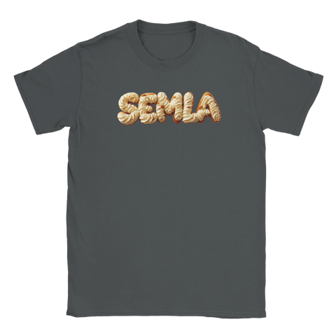 Semla-text i 3D-stil med grädde och mandelmassa på mörkgrå t-shirt.
