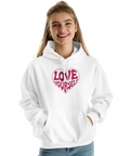 Glad kvinna i en vit hoodie med ett uttrycksfullt hjärttryck