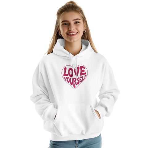 Glad kvinna i en vit hoodie med ett uttrycksfullt hjärttryck