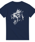 Statement-design med rasande vargkung i vit kontrast på marinblå t-shirt