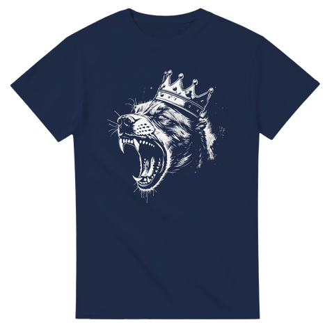 Statement-design med rasande vargkung i vit kontrast på marinblå t-shirt