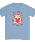 Ljusblå t-shirt med en charmig kattdesign i mjukt tecknad stil