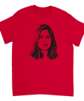 Svartvitt grafiskt porträtt av Nooshi Dadgostar på röd t-shirt
