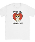 Grinig orangevit katt i rött hjärta med texten "Still My Valentine" på vit t-shirt.