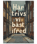 Illustration av en smal innergård med bruna hus, tända fönster och parkerade cyklar under texten Här trivs vi bäst ifred.