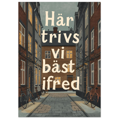 Illustration av en smal innergård med bruna hus, tända fönster och parkerade cyklar under texten Här trivs vi bäst ifred.