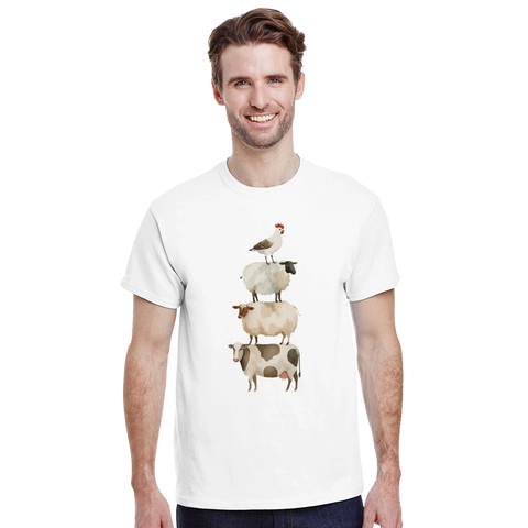 Bondgårdsdjur på hög: tupp, svart får, brunt får, ko i akvarellstil på vit t-shirt.