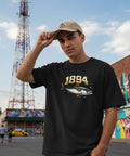 Streetwear-outfit med rymlig t-shirt och nostalgisk illustration av en fisk