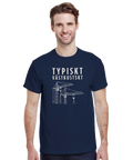 Byggkranar och text "TYPISKT VÄSTKUSTSKT" i vitt på marinblå t-shirt.