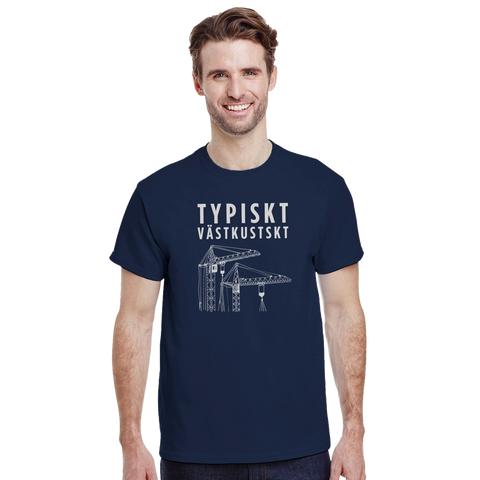 Byggkranar och text "TYPISKT VÄSTKUSTSKT" i vitt på marinblå t-shirt.