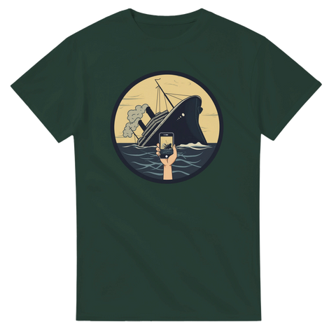 Satirisk illustration av Titanic som sjunker medan en hand filmar – mörkgrön t-shirt