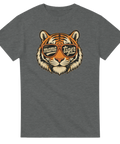 Modern streetwear-design med ett kaxigt tigerhuvud och retro textdetaljer