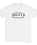 Vit t-shirt med minimalistiskt texttryck och kaxig attityd