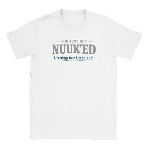 Vit t-shirt med minimalistiskt texttryck och kaxig attityd
