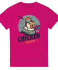 Humoristisk kycklingpilot med flygarglasögon och text "CHICKEN DELIVERY" på fuchsia t-shirt.