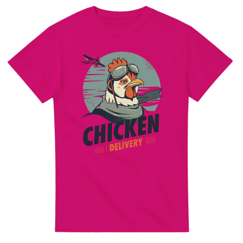 Humoristisk kycklingpilot med flygarglasögon och text "CHICKEN DELIVERY" på fuchsia t-shirt.