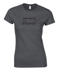 Text "DENNA DAM ÄR Pensionär" med hjärtan, rödbrunt tryck på mörkgrå dam t-shirt.
