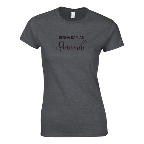 Text "DENNA DAM ÄR Pensionär" med hjärtan, rödbrunt tryck på mörkgrå dam t-shirt.