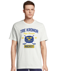 Man bär vit t-shirt med Tre Kronor Hockey motiv och puck