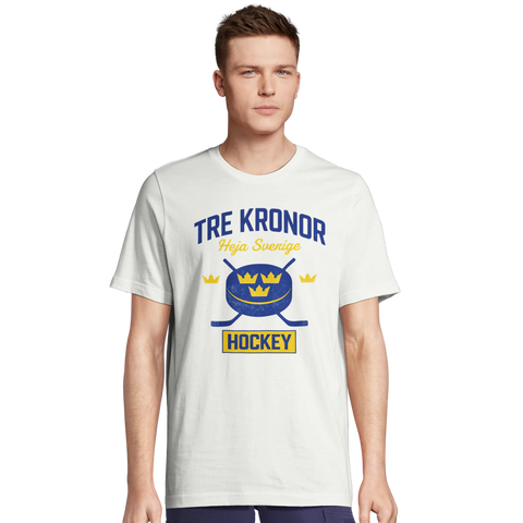 Man bär vit t-shirt med Tre Kronor Hockey motiv och puck