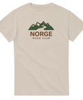 Outdoor-inspirerat tryck med gröna berg och väg på beige t-shirt