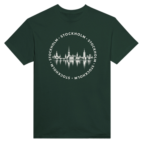 Mörkgrön t-shirt med Stockholms stadssiluett och texten Stockholm i en cirkel.