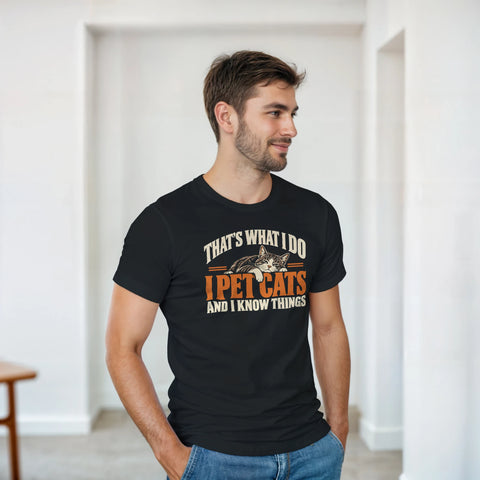 Man bär en humoristisk t-shirt med kattryck och vintage text
