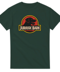 Grafiskt tryck av en hund i röd cirkel med texten Jurassic Bark – mörkgrön t-shirt