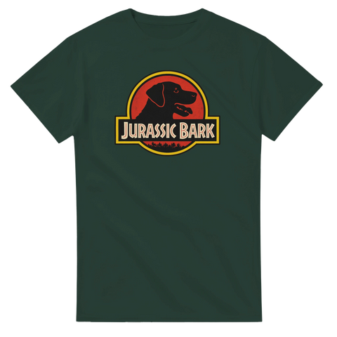 Grafiskt tryck av en hund i röd cirkel med texten Jurassic Bark – mörkgrön t-shirt