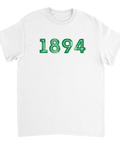 Vit t-shirt med retro 1894-motiv i grön grafik