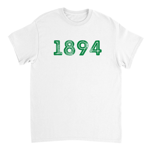 Vit t-shirt med retro 1894-motiv i grön grafik