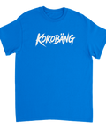 Kokobäng motiv i vit band-typografi på en klarblå t-shirt