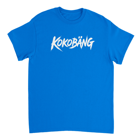 Kokobäng motiv i vit band-typografi på en klarblå t-shirt